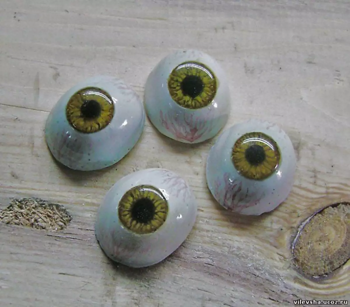 Ochii pentru jucării de la simțit cu propriile mâini pe o clasă de masterat