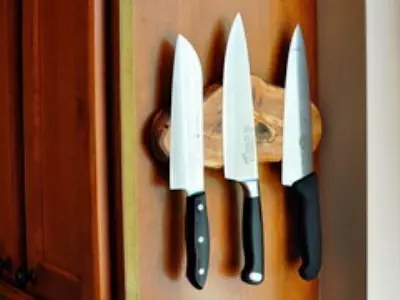 תמיכה בסכין עם יד מעץ עם תמונה
