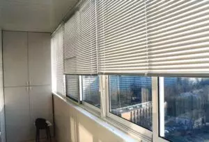 Πώς να επιλέξετε και να εδραιώσετε τα blinds στο μπαλκόνι