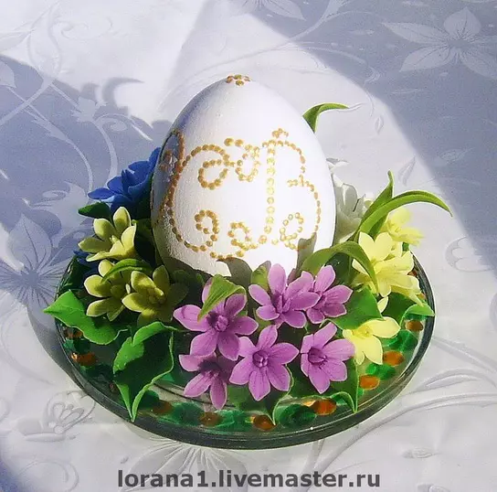 Berdiri untuk telur Paskah dari tabung dan manik-manik surat kabar