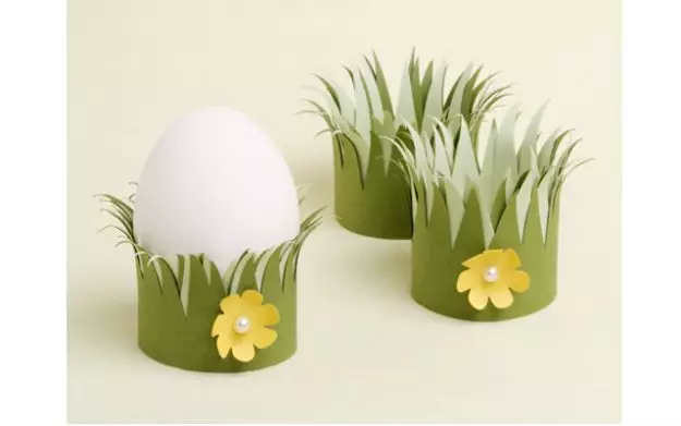 Gazete tüplerinden ve boncuklardan Paskalya yumurtaları için durun