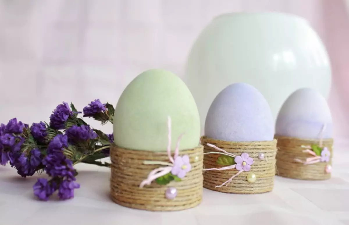 Stovėti Velykų kiaušiniams nuo laikraščių vamzdžių ir karoliukų