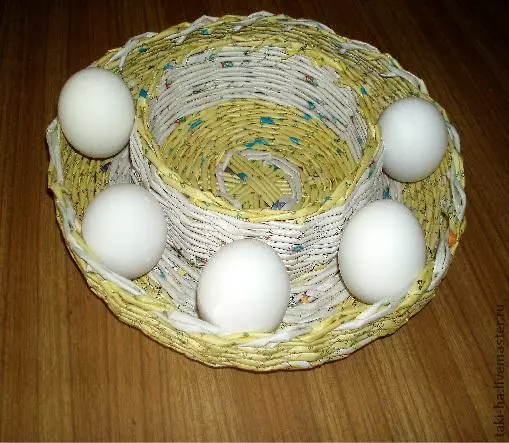 Berdiri untuk telur Paskah dari tabung dan manik-manik surat kabar
