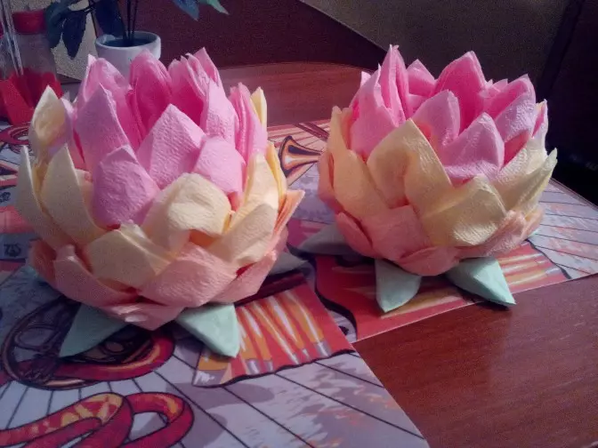 Lilies ຈາກ Napkins: ບົດຮຽນວິດີໂອສໍາລັບຜູ້ເລີ່ມຕົ້ນ