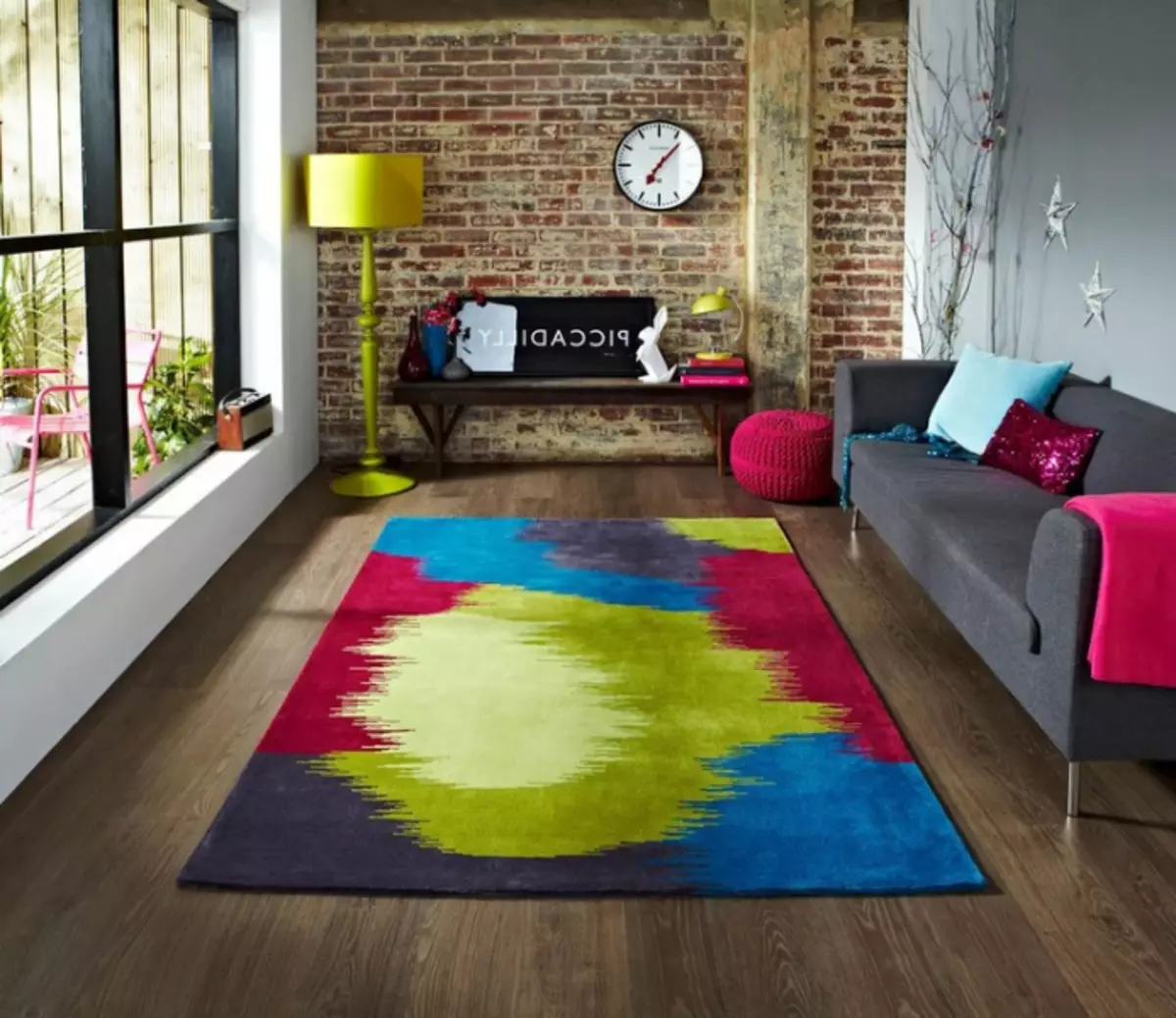Сјајни тепих у унутрашњости: Колико лако и лако доносити боје у ваш стан (37 фотографија)