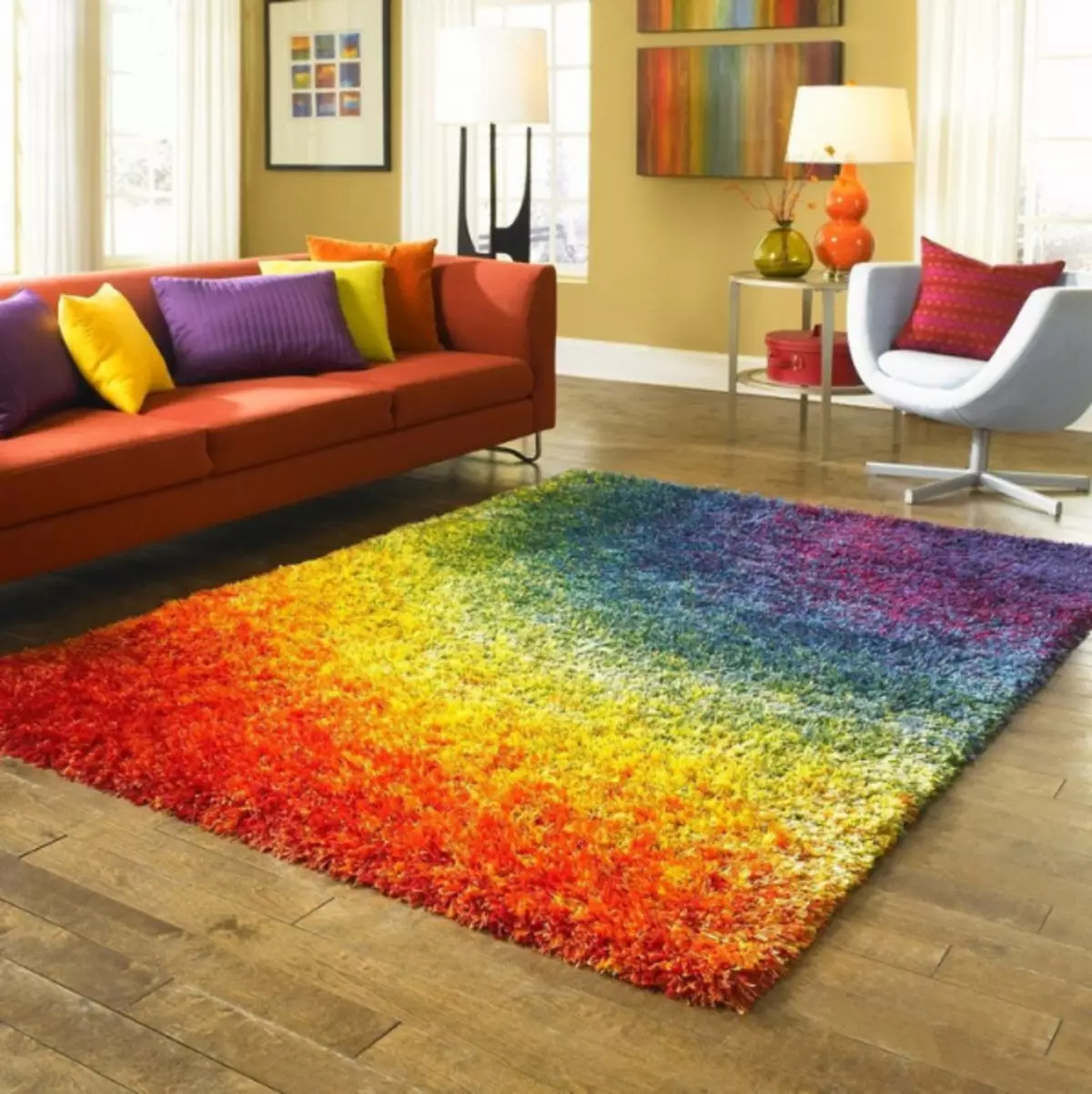 Spilgts paklājs interjerā: Cik viegli un viegli ievediet krāsas savā dzīvoklī (37 fotogrāfijas)