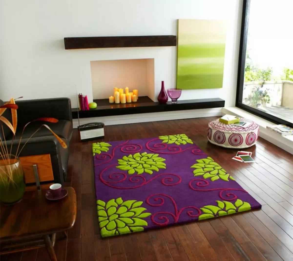 Spilgts paklājs interjerā: Cik viegli un viegli ievediet krāsas savā dzīvoklī (37 fotogrāfijas)
