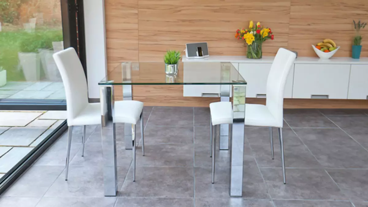 Staklene stolove u kuhinji: Šta su dobro i kako se brinuti?