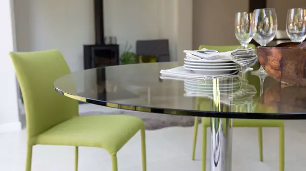 Mesas de vidro na cozinha: o que são bons e como se importar?