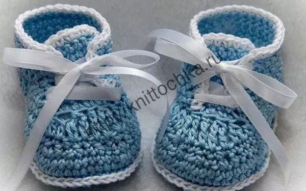 Stricken booties foar newborns. Hoe kinne jo booties knippe?