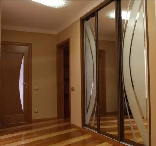 Kādas ir spoguļu durvis ar smilšu strūklu modeli