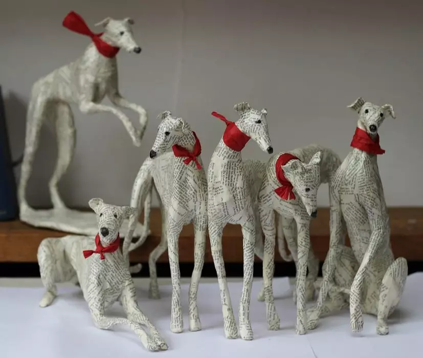 Dog Figurines yn Papier Masha