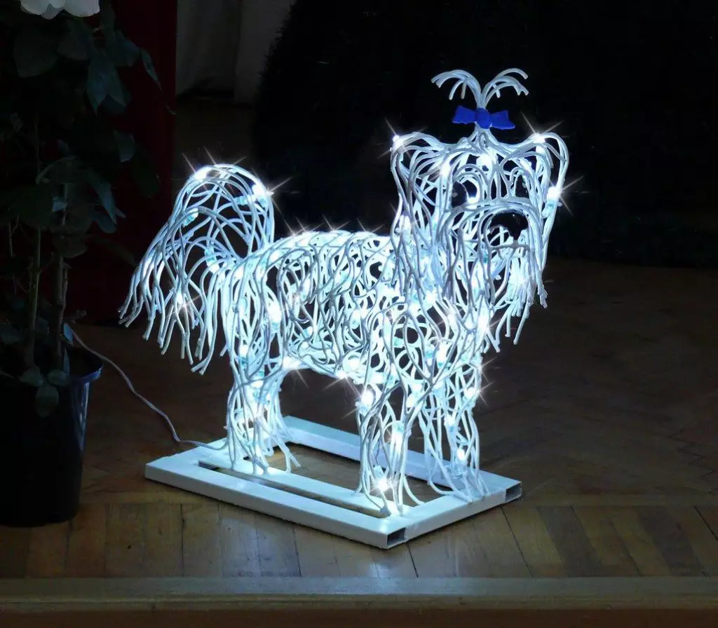 犬の形での新年の照明