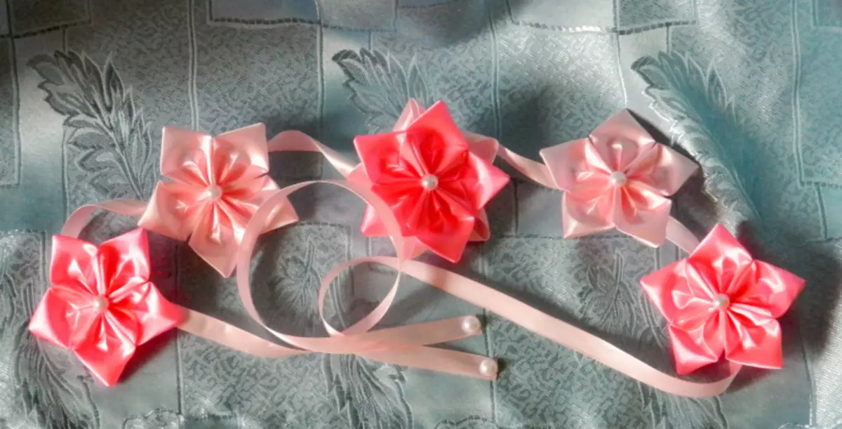 Ribbon ở Karzashi nhổ hoa với hoa: Master Class với hình ảnh và video