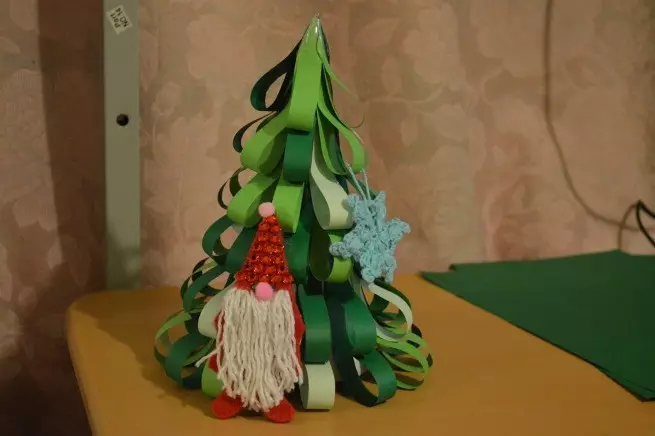 Božićno stablo u boji sa rukama