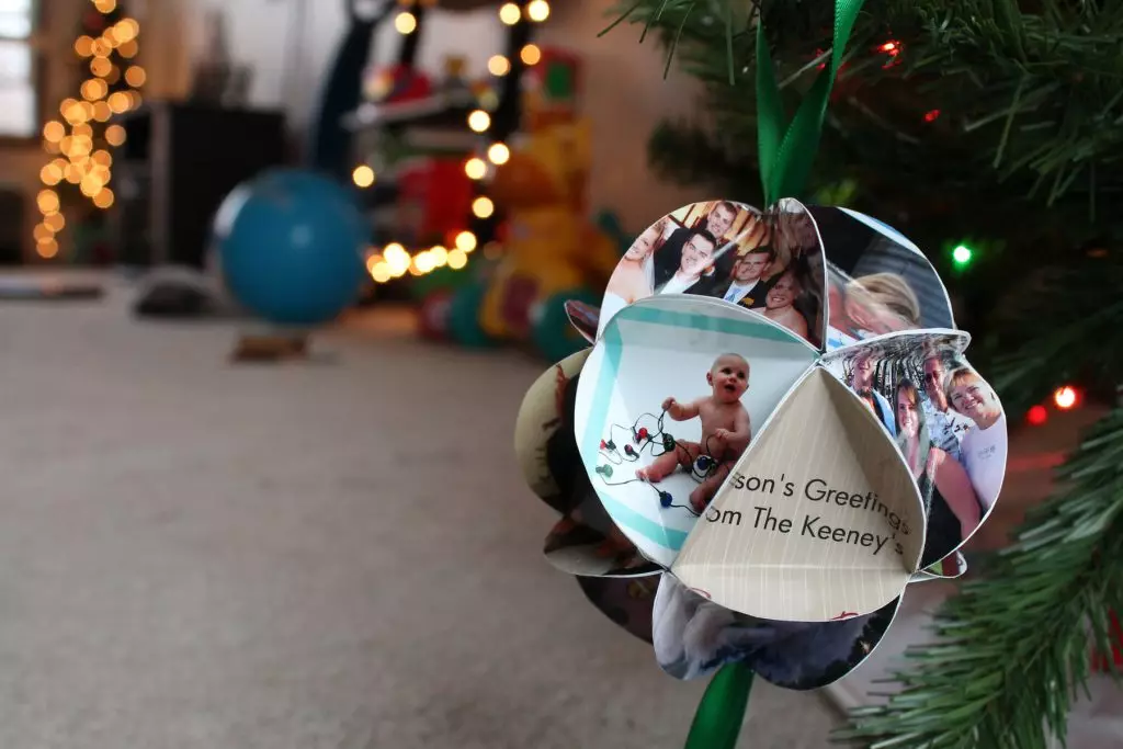 Žoga na božičnem drevesu iz kartona
