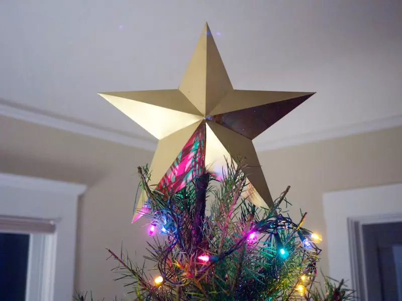 Estrela dourada na árvore de Natal