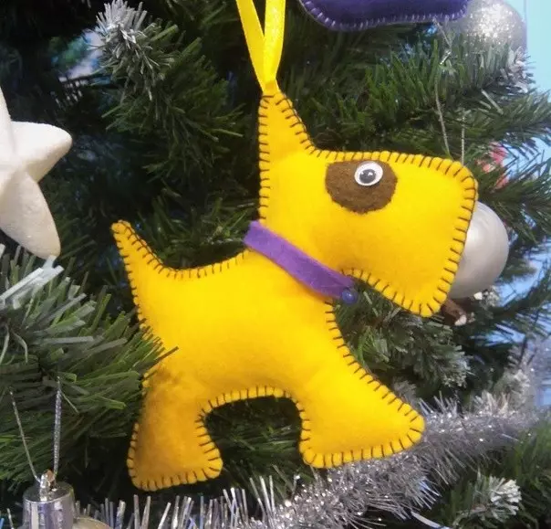Igrač psa na božičnem drevesu z lastnimi rokami