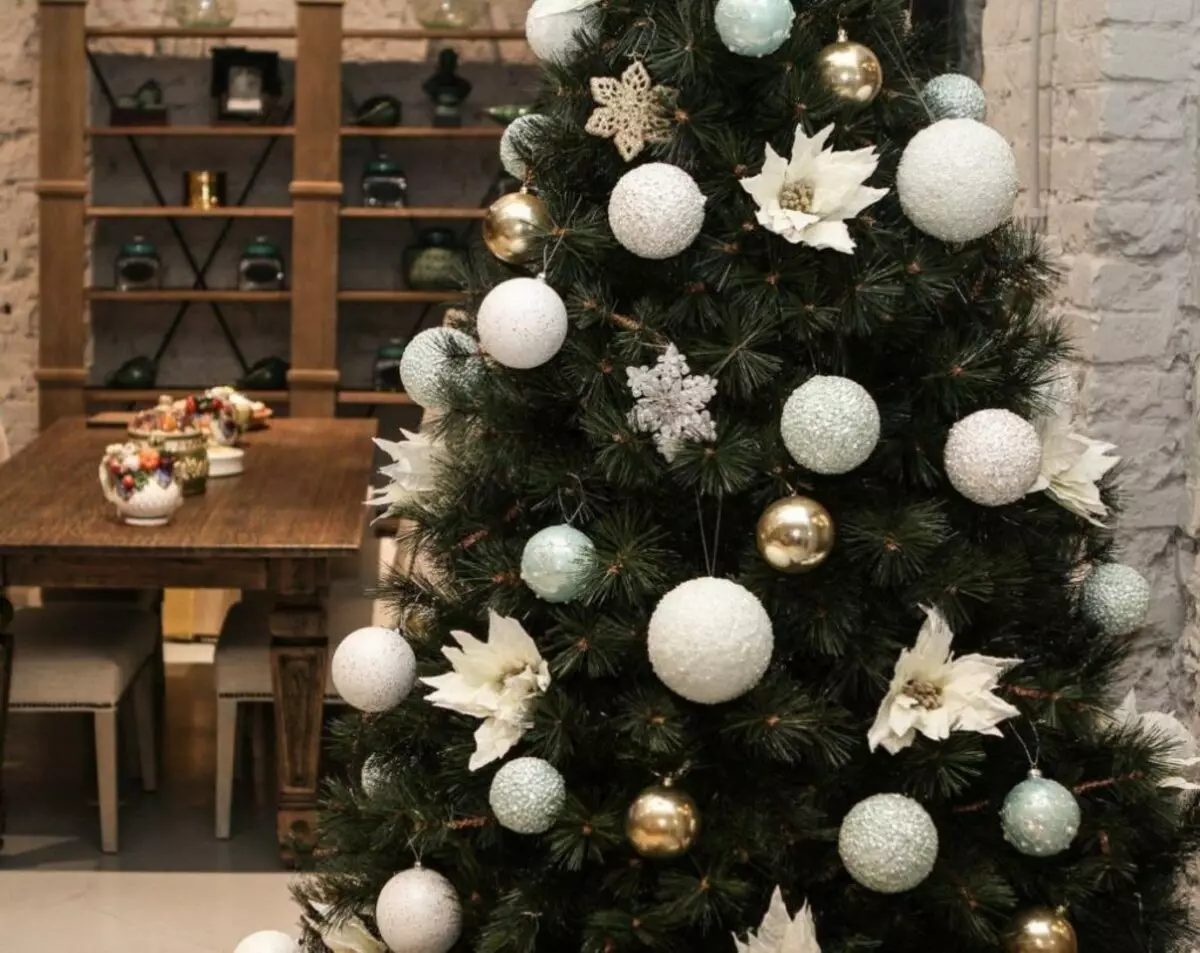 How to decorate the Christmas tree for the new year 2019