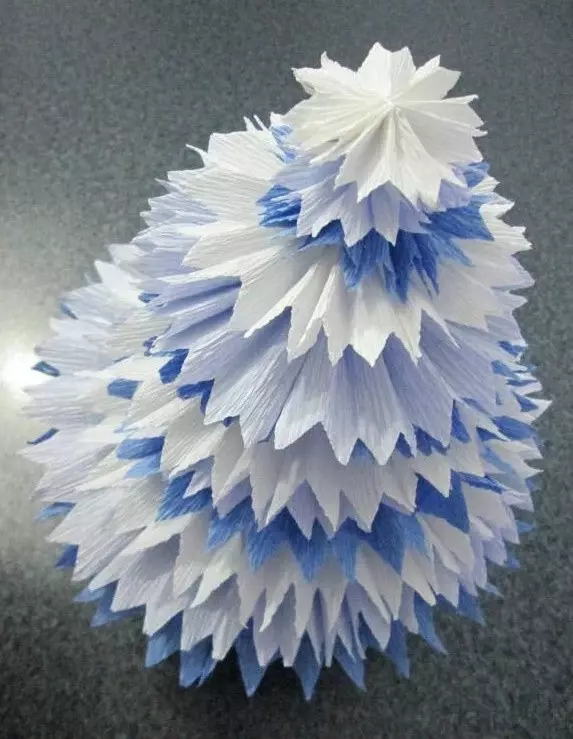 Vlnitý papier vianočný strom s vlastnými rukami