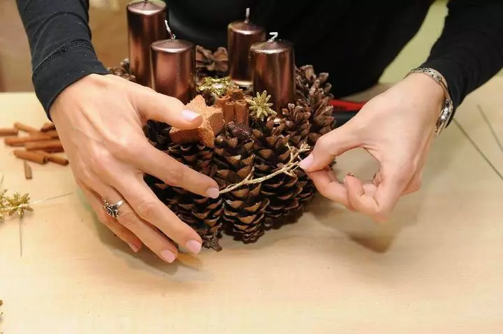 Noworoczna dekoracja wykonana ze szyszek z własnymi rękami