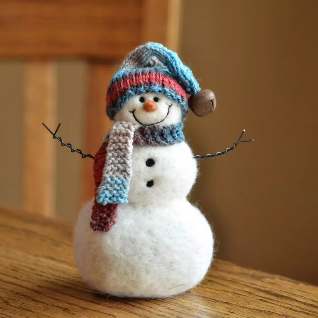 Snowman bërë nga sintepa