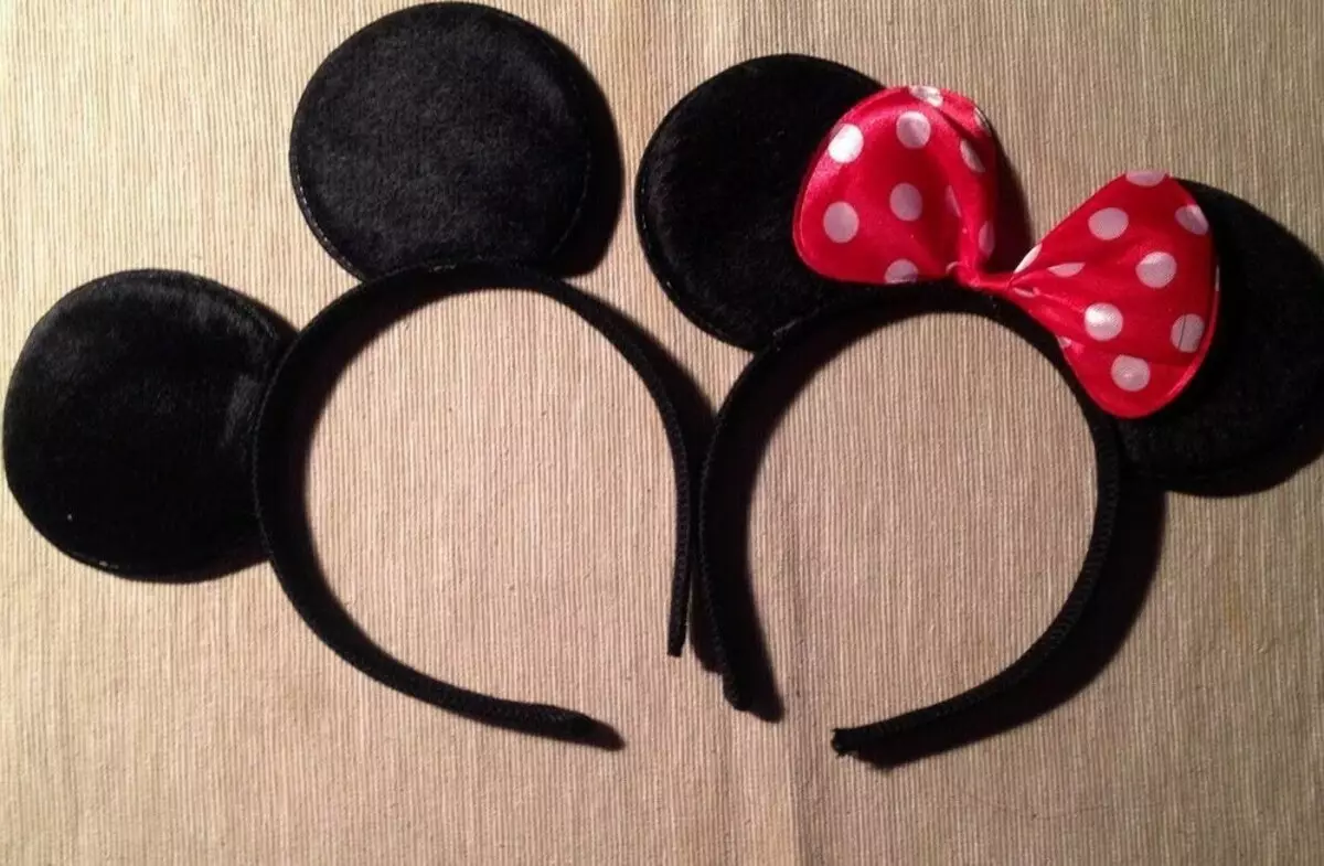 Novogodišnji rub s ušima Mickey Mouse