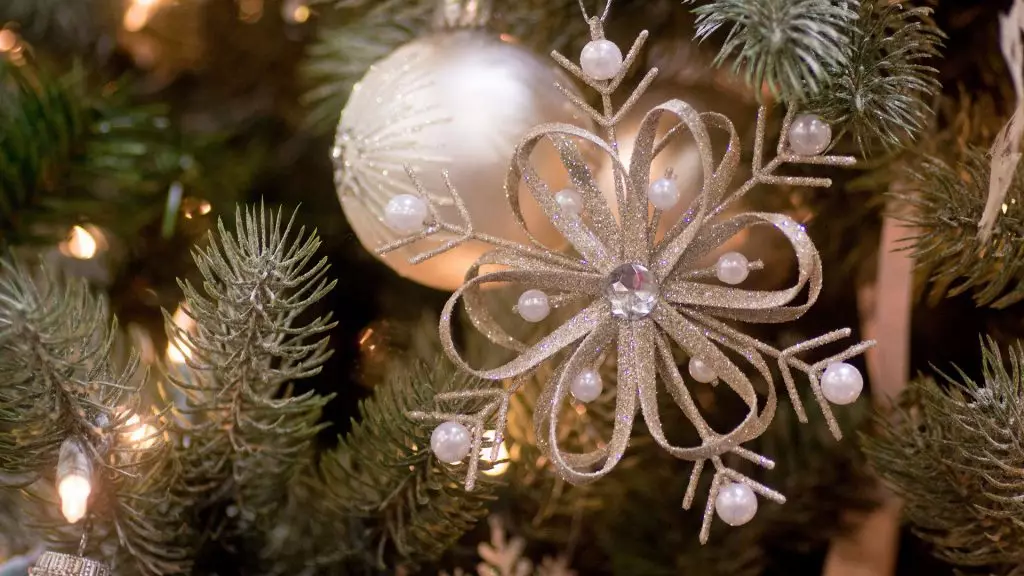 Snowflake na božićnom drvcu sa svojim rukama