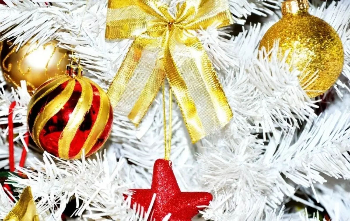 Como decorar unha árbore de Nadal branco en 2019