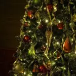 2019年の新年にクリスマスツリーを飾る方法：アイデアとクリエイティブ