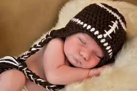 Knitted Cap ji bo Pêdiviyên Knitkirina Nûbe: Zarok bi destên xwe, nexşeyên bi ravekirinên kar