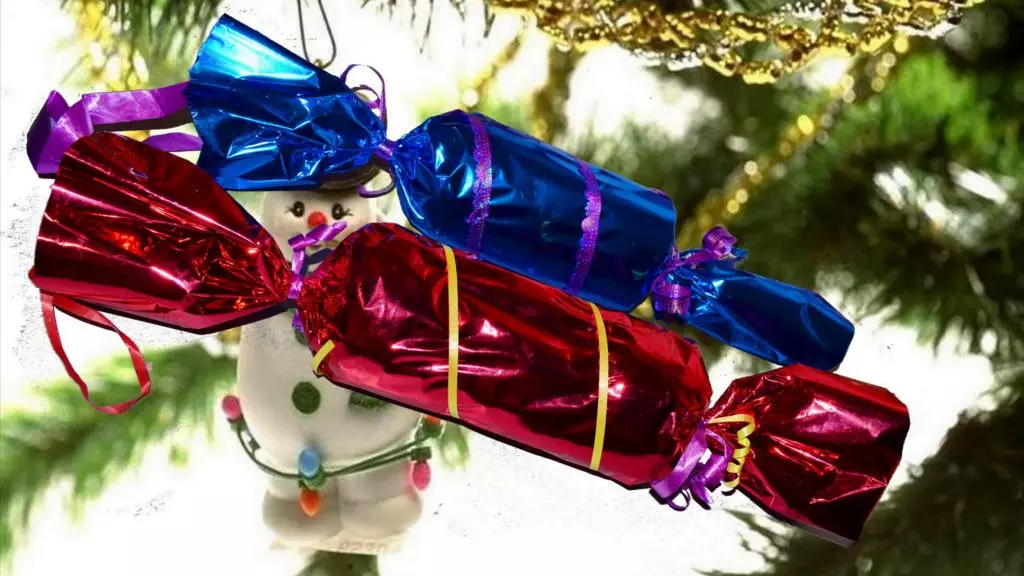 Божиќни декорации од бонбони