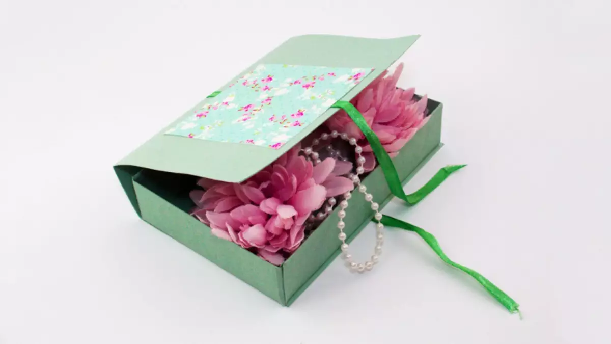 Darčeková krabička s vlastnými rukami do 23. februára s fotografiami a videom
