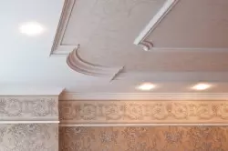 Jak udělat krásný strop: linker, tekuté tapety, tkaniny