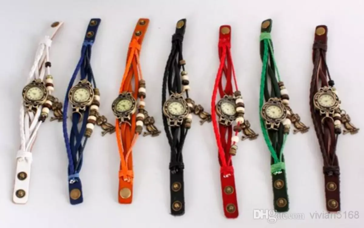 Relógios de pulso com suas próprias mãos de cinto e estilo estilo