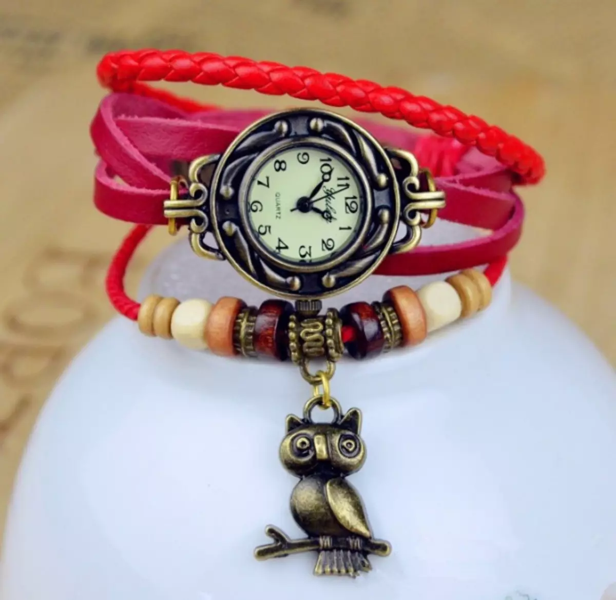 Wristwatches na mikono yao wenyewe na style styled.