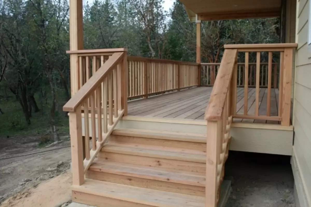 Si të ndërtoni një verandë prej druri me duart tuaja