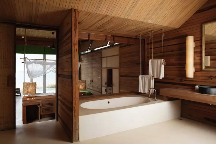 बाथरूममध्ये लाकडी छप्पर