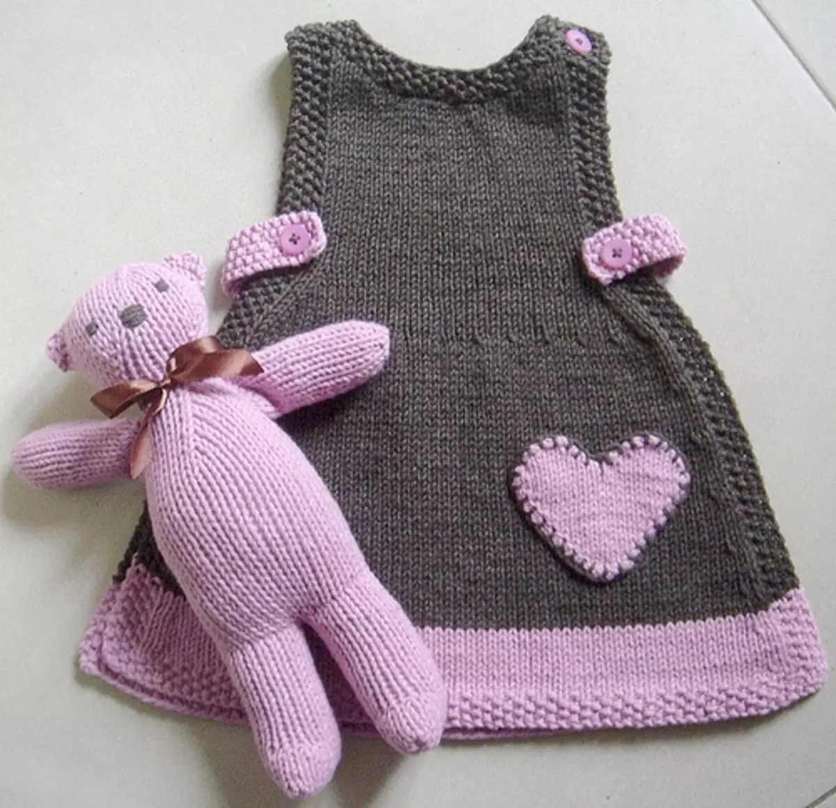 Strikket kjole for jenter med strikking med diagrammer og beskrivelser: Jeg trener strikking for babes