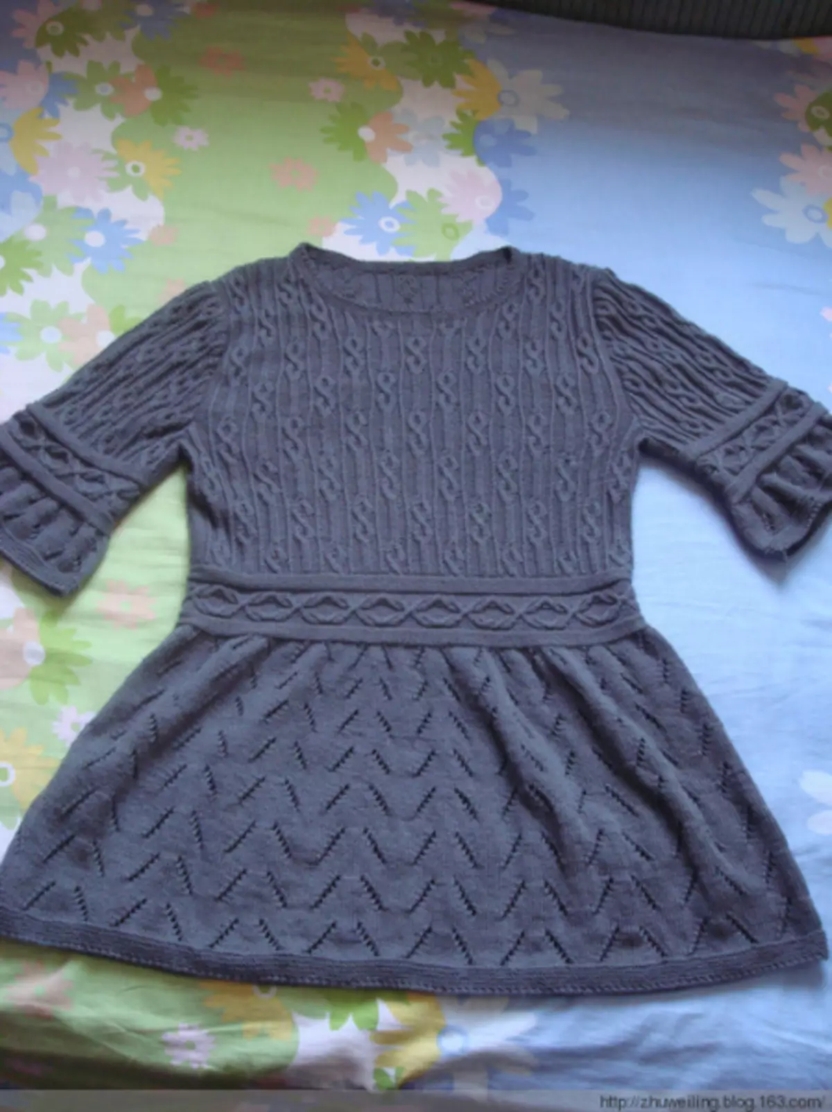 Strikket kjole til piger med strikning med diagrammer og beskrivelser: Jeg praktiserer strikning til babes