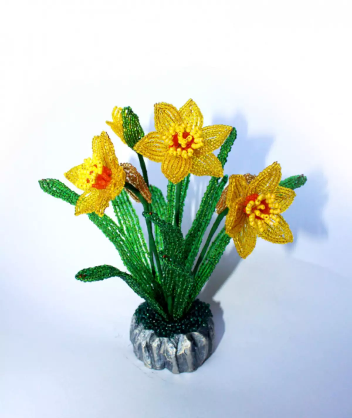 Narcissus mula sa kuwintas sa pamamaraan ng parallel habi na may mga larawan at video