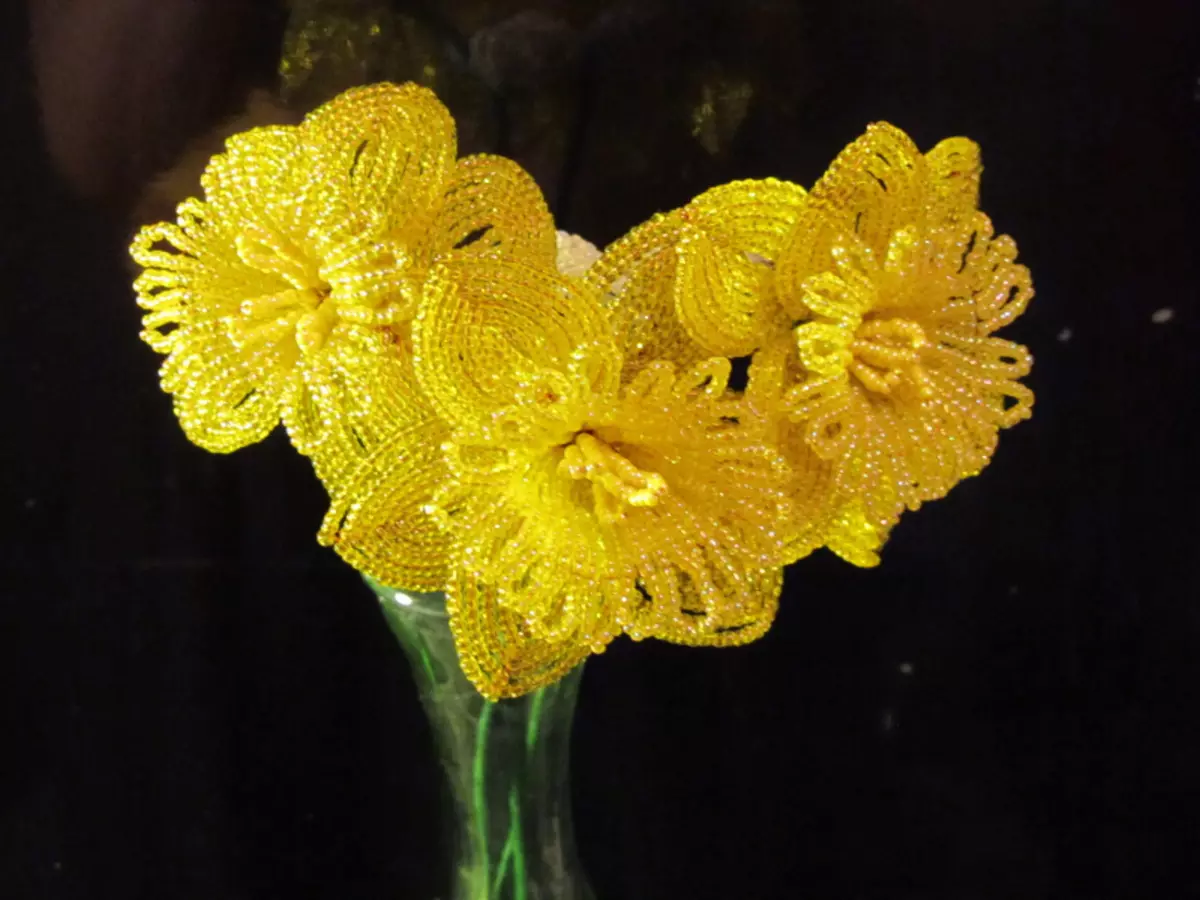Narcyz z koralików w technice równoległej tkania ze zdjęciami i filmem