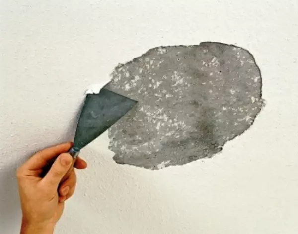 Kako slikati strop s bojom s vodenim zrakama