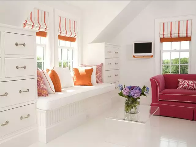 Design de sala de estar com duas janelas