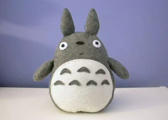 Jostailu leuna Totoro bere eskuekin