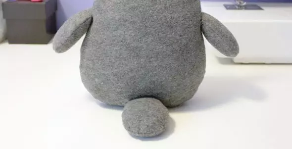 Totoro dolanan alus nganggo tangane dhewe