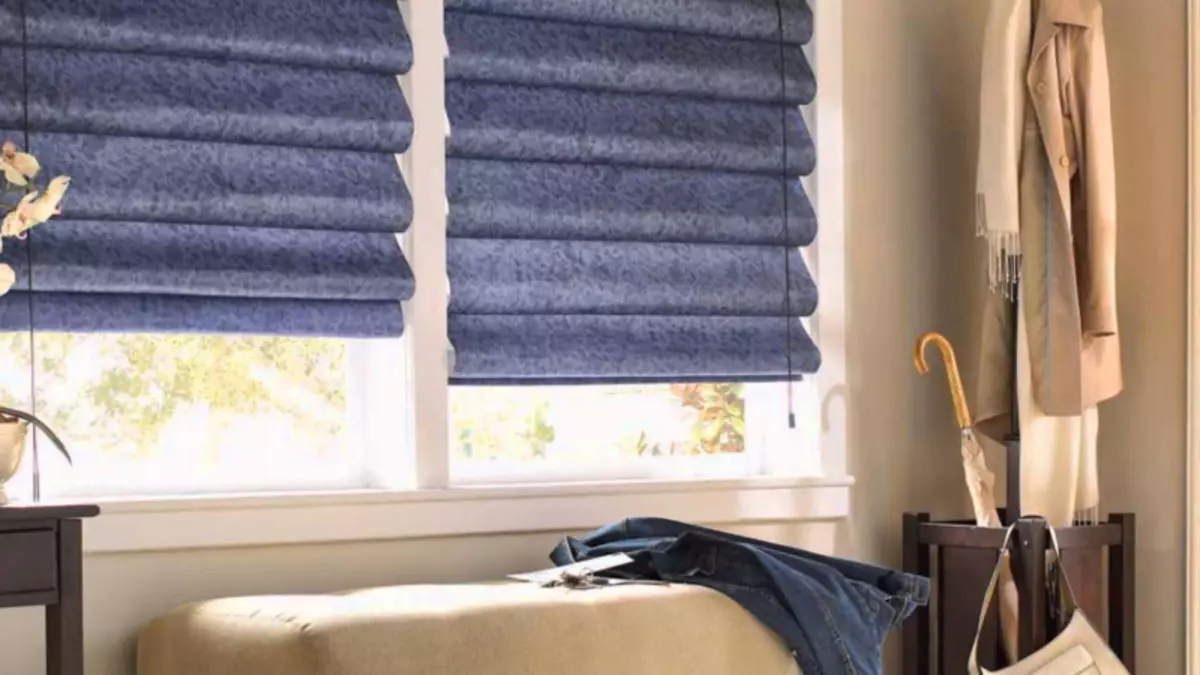 Las cortinas enrolladas lo hacen usted mismo de la tela para las ventanas de plástico.
