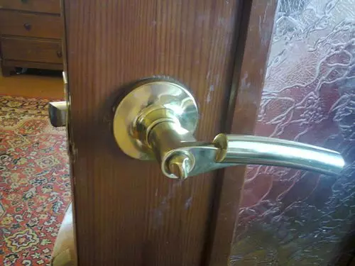 How to independently disassemble the door handle of the interior door