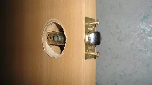 इंटीरियरच्या दरवाजाच्या दरवाजाच्या हँडलला स्वतंत्रपणे कसे वेगळे करावे