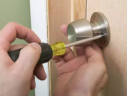 Hur man självständigt demonterar dörrhandtaget på den inre dörren